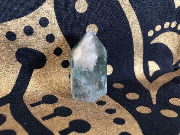 56 • • Ponta de Quartzo com Lodolite, Chlorite e Lithium • •