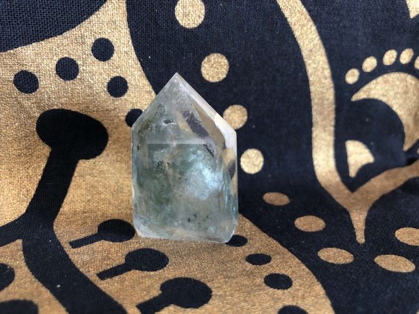 56 • • Ponta de Quartzo com Lodolite, Chlorite e Lithium • •