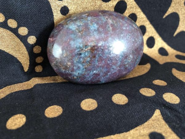 99 • • Pedra de meditação de Ruby Kyanite • •